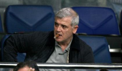 Αυτοί τον περιμένουν. Αυτός θέλει;