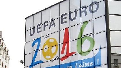 Βγαίνει η οικοδέσποινα…