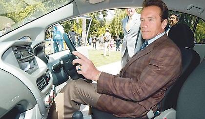 Με ηλεκτρικό Mitsubishi ο Σβαρτσενέγκερ