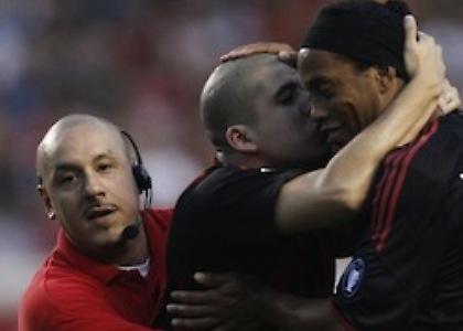 Ο Ροναλντίνιο «χαριεντίζεται» με… εισβολέα! (video)