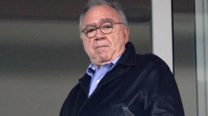 Μένει μόνος και προχωράει…