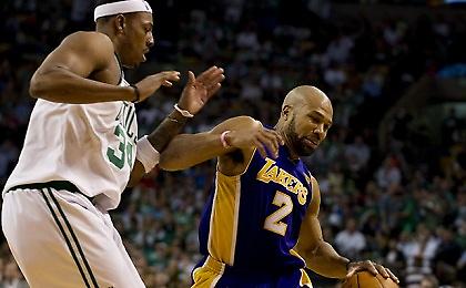 Το alter ego του Κόμπε λέγεται Ντέρεκ Φίσερ