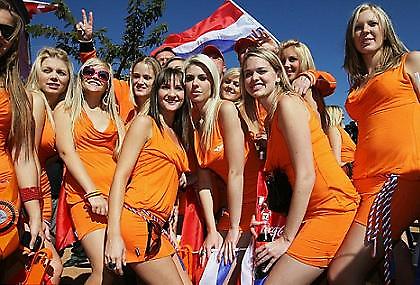 «Δεν μένεις γυμνή; Έξω από το γήπεδο!»