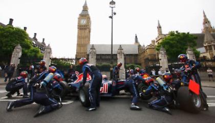 Πιτ στοπ με φόντο το Μπιγκ Μπεν (vid)