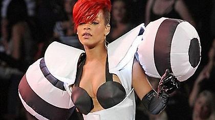 Ποια Lady Gaga? H Rihanna (Photos)