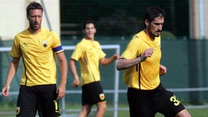 Χαμόγελα, αλλά χαμηλοί τόνοι