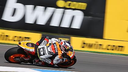 Μερικοί άντρες δεν φοβούνται να… «πέσουν στα γόνατα»