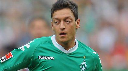 Προσπαθούν να… «δέσουν» τον Οζίλ