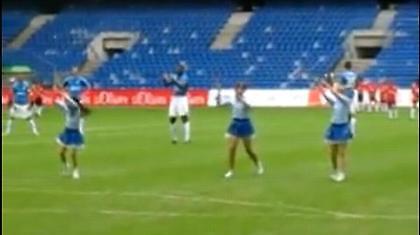 Ποδοσφαιριστής «έγινε» cheerleader!