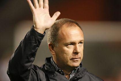 Τον σήκωσαν στον αέρα! (videos)