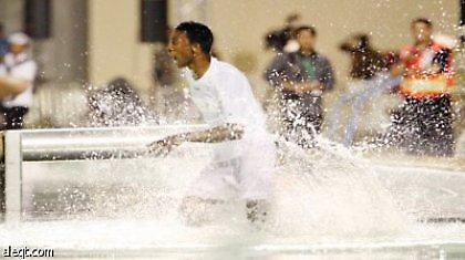 Πρώτα βούτηξε, μετά… τον βούτηξε! (video)