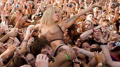 Χουφτώστε τη Lady… Γκαγκά! (pics, vid)