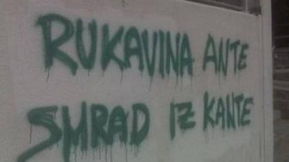 «Ρουκάβινα βρωμάς σαν κάδος»