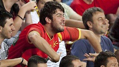 Πρόστιμο στους Σκοπιανούς για τα ρατσιστικά συνθήματα