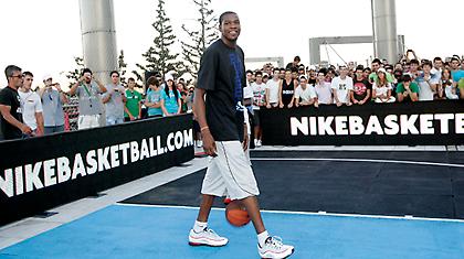 Ο Κέβιν Ντουράντ στο NΟS του The MALL