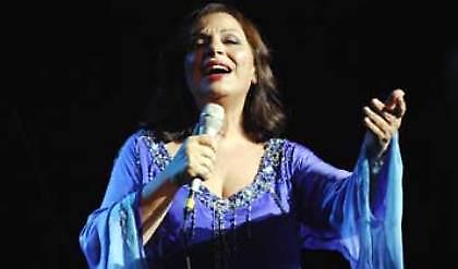 Η Χαρούλα βάζει τρίποντο!