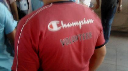 Όλοι βάζουν ένα χεράκι...