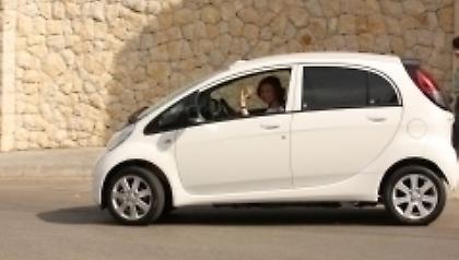 Η βασίλισσα Σοφία με Peugeot iOn