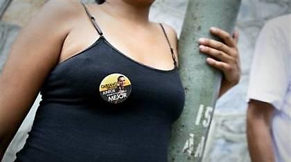 Πολιτικός μοιράζει κουπόνια με δώρο πλαστική στήθους!