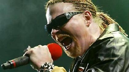 Πέταξαν μπουκάλια στους Guns N’ Roses (video)