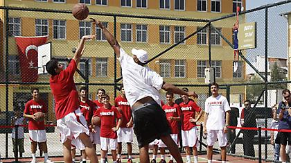 Η NIKE δωρίζει γήπεδα μπάσκετ