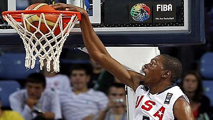 Από τη μία άντρες, από την άλλη… παιδάκια