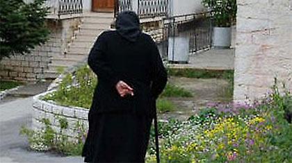 Γυναίκα εξαπατά ηλικιωμένες στη Λάρισα