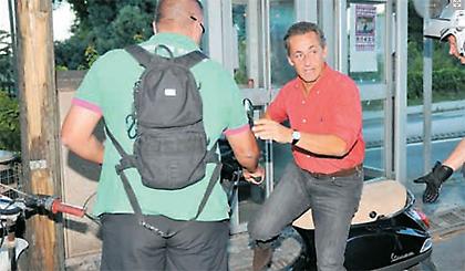 Ο Σαρκοζί καβάλησε τη βέσπα και πήγε για πίτσα!