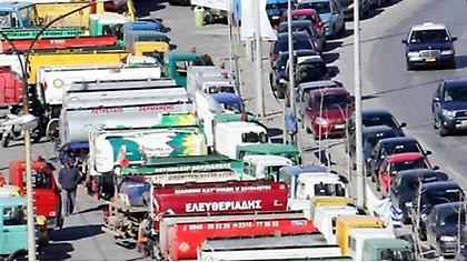 Δεν υποχωρούν οι ιδιοκτήτες φορτηγών και βυτιοφόρων