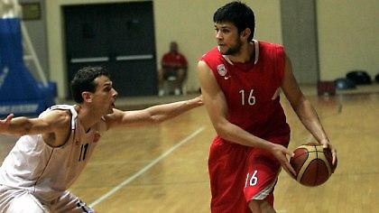 Νίκη με κορυφαίο τον Σλούκα