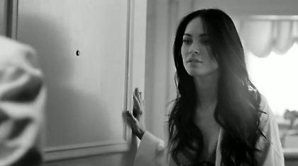 Η Megan Fox… ντύνεται! (video)