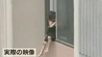 Βίντεο-σοκ: Κοριτσάκι πέφτει από τον 6ο όροφο!