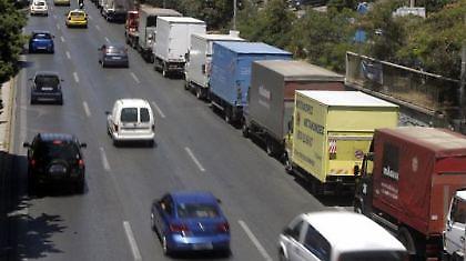 Πορεία των φορτηγών «κόβει» στα δύο την Αθήνα