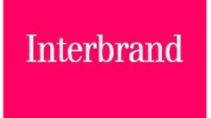 Πίνουν Coca Cola και δεν φορούν… Burberry!