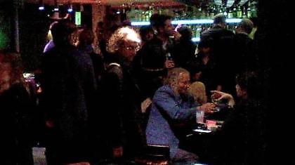 Μπηκε σε μπαρ, κρατώντας το κομμένο κεφάλι της συντρόφου του