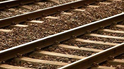 Παιδιά ρίχνονται στις ράγες των τρένων (vid)