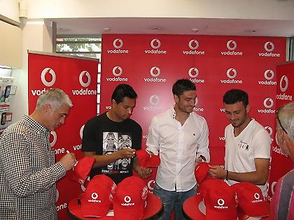 Η Vodafone υποδέχτηκε τους ποδοσφαιριστές του Ολυμπιακού