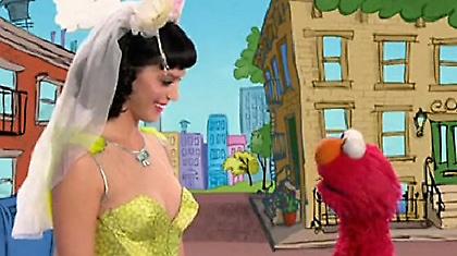 H Katy Perry παίζει με κούκλες