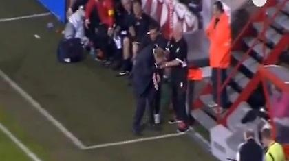 Την έφαγε κατακέφαλα ο κόουτς (video)