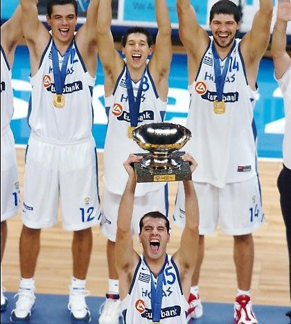 Δεν σταματώ να τραγουδώ ούτε πέντε χρόνια μετά (video)