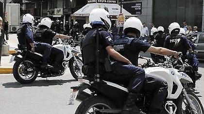 Παρέσυρε αστυνομικό και τον εγκατέλειψε