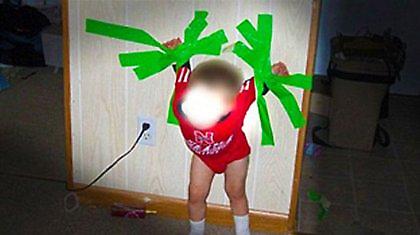 Κόλλησε με τον εραστή της το παιδί της στον τοίχο!