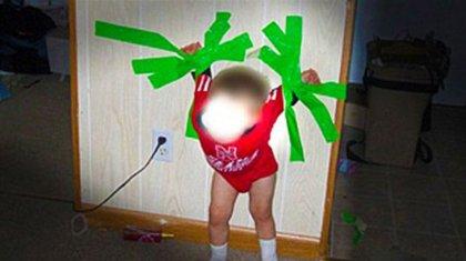 Κόλλησε με τον εραστή της το παιδί της στον τοίχο!