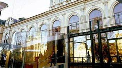 Μοιράζει παιχνίδια του σεξ στους πελάτες του!