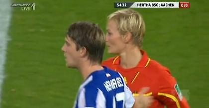 «Χούφτωμα» σε γυναίκα διαιτητή! (video)