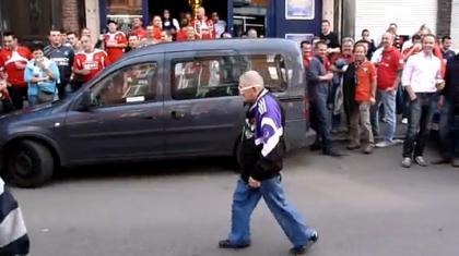 «Τα… σέρνει ο παππούς»! (video)