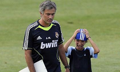 Ο Μουρίνιο σουτάρει στον γιο του! (pics)