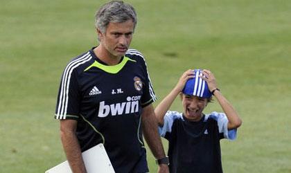 Ο Μουρίνιο σουτάρει στον γιο του! (pics)