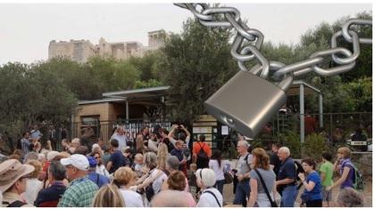 ΜΑΤ, πανό και λουκέτα στην... Ακρόπολη!