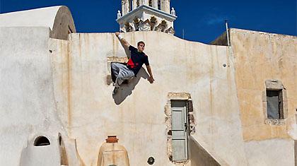 Ο «ιπτάμενος» Βρετανός στη Σαντορίνη (pics)